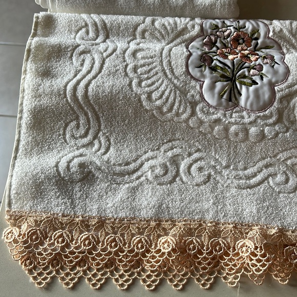 Embroidered Cotton Hand Towel - Picture 7 of 9